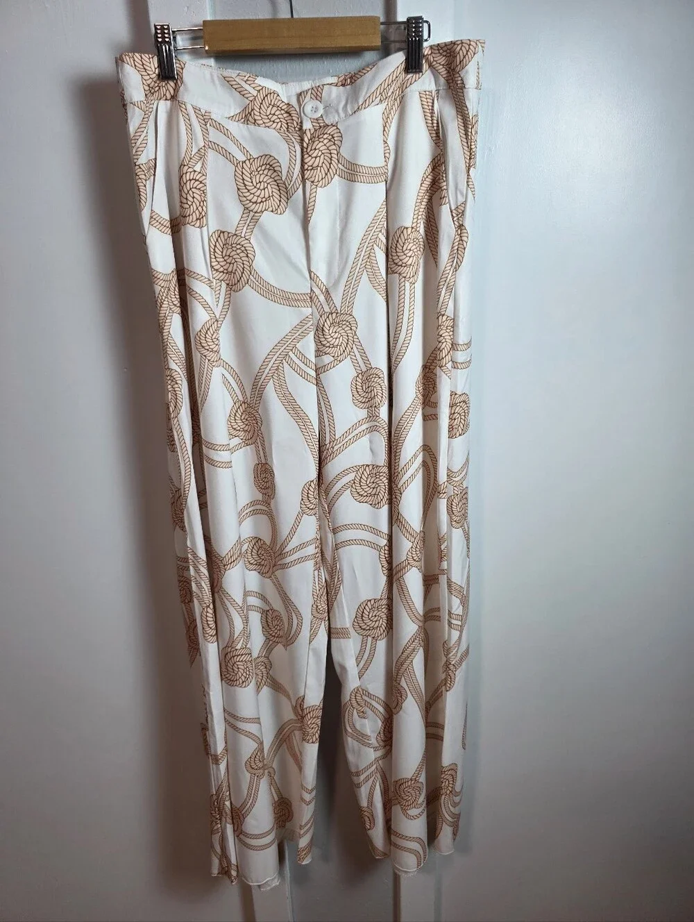 ​Chic White Wide-Leg Pants with Brown Rope/Knot Print – Size